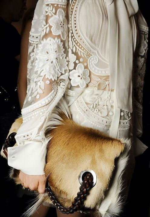 Bluză cu dantelă, Foto: elmisteriodepepa.blogspot.ro