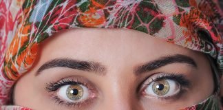 Exercițiu de Gheișă pentru întinerirea chipului. Este ușor de realizat și poate fi util oricărui om