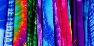 Strălucește pe plajă folosind un pareo legat elegant! Vezi cele mai simple moduri de a purta o eșarfă de plajă Strălucește pe plajă folosind un pareo legat elegant! Vezi cele mai simple moduri de a purta o eșarfă de plajă