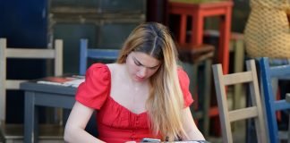 Roșul – culoarea în tendințele modei în primăvara-vara anului 2015 Roșul – culoarea în tendințele modei în primăvara-vara anului 2015