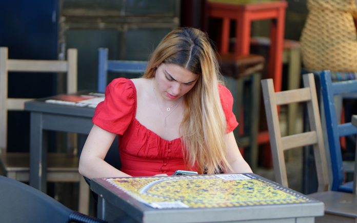 Roșul – culoarea în tendințele modei în primăvara-vara anului 2015