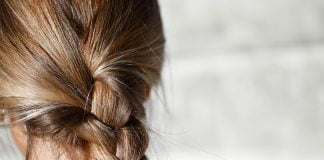 Coafuri elegante cu părul prins la spate pentru un look elegant și plin de farmec