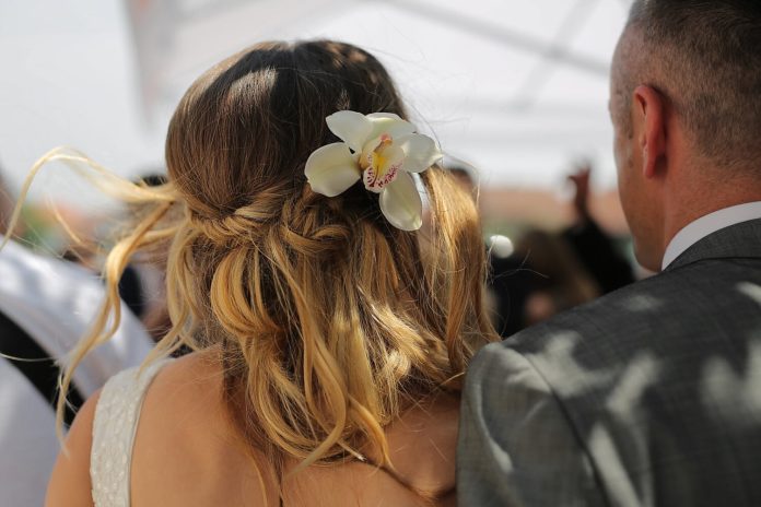 Vezi cele mai frumoase coafuri romantice care te vor face să arăți ca un star de la Hollywood