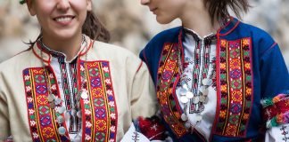 Stilul popular tradițional – un nou trend în toamna-iarna 2015-2016 Stilul popular tradițional – un nou trend în toamna-iarna 2015-201