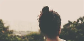 Coafură romantică cu părul prins în coc – Cum se realizează un coc franțuzesc