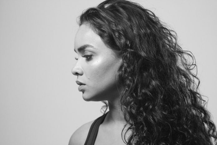 Diferite stiluri de coafuri pentru femei cu păr ondulat