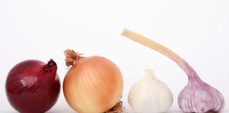 Ceapă și miere de albine, remediu naturist contra căderii părului