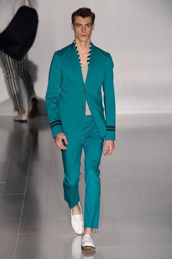 Costum Gucci la modă în anul 2015, Foto: modaellos.com