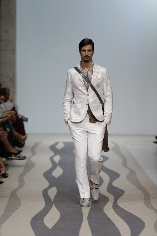 Costum alb, sacou în dungi, mocasini, geantă asortatată la cămașă, Foto: thebestfashionblog.com