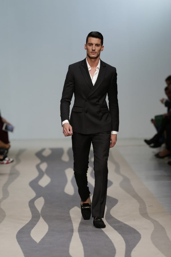 Costum negru cu închiderea la două rânduri de nasturi, colecția Miguel Vieira, Foto: thebestfashionblog.com