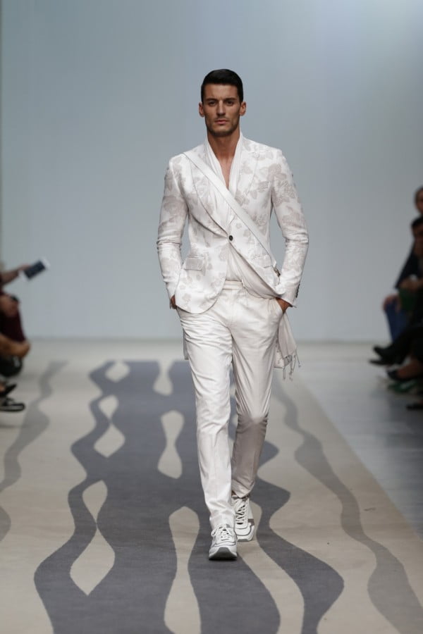 Moda în acest an, costum și adidași, Foto: thebestfashionblog.com