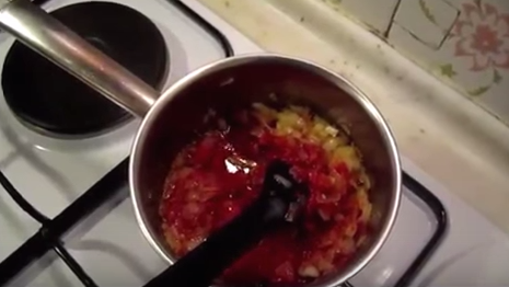 Ceapă undită cu pastă de tomate