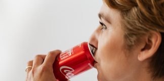 La ce riscuri te expui când consumi zilnic un pahar de băutură care conține zahăr