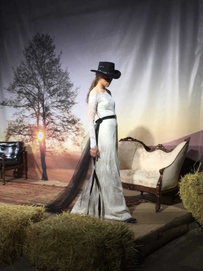 Rochie albă, cu trena, centura și pălăria western de culoare neagră, Foto: fashionwhirled.com