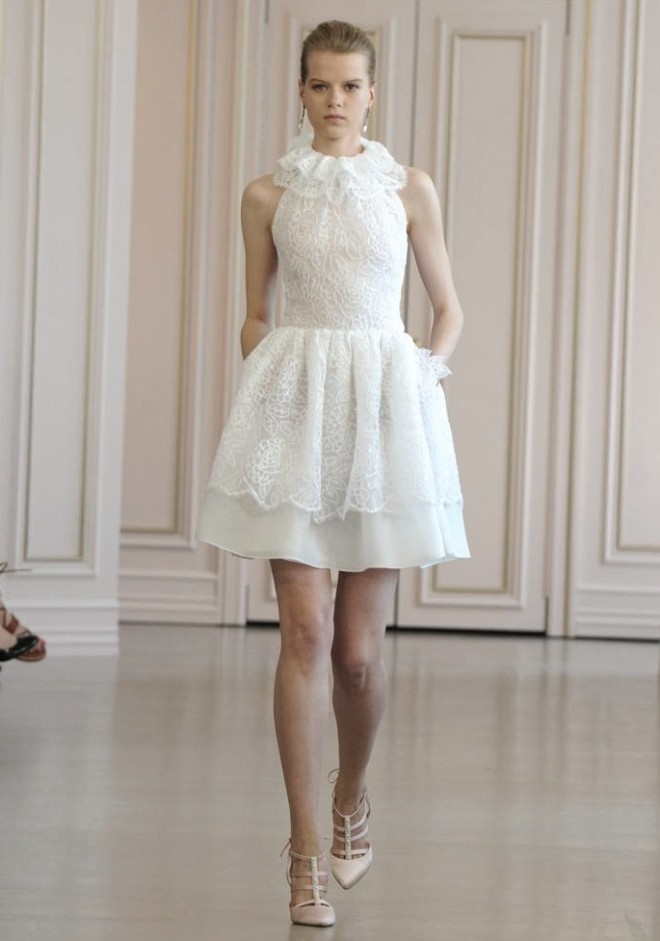 Rochie mini pentru mireasă, creație Oscar de la Renta, Foto: recentbridal.com