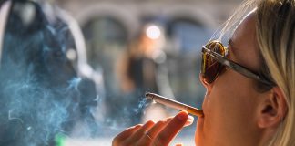 Un pachet de țigări pe zi duce la pierderea a doi dinți la fiecare 10 ani Un pachet de țigări pe zi duce la pierderea a doi dinți la fiecare 10 ani