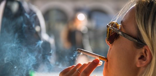 Un pachet de țigări pe zi duce la pierderea a doi dinți la fiecare 10 ani