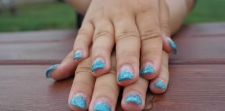 manicures with rhinestones