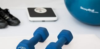 Cel mai simplu exercițiu cu gantere pentru brațe și mușchii pieptului