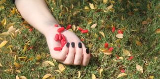 După moarte, corpul se usucă, dând impresia că unghiile și părul cresc chiar și după moarte După moarte, corpul se usucă, dând impresia că unghiile și părul cresc chiar și după moarte