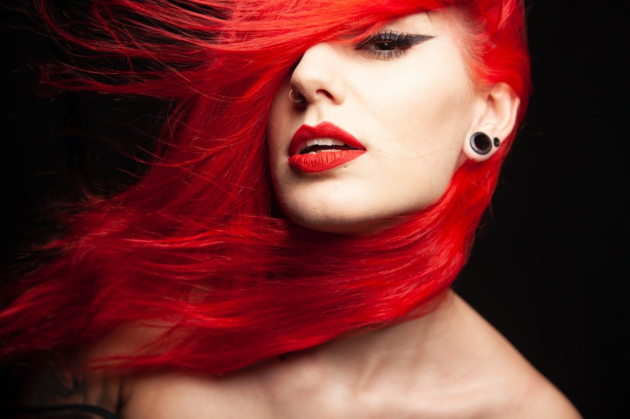 Cum iți poți spori frumusețea dacă ai părul roșcat? – Machiaj și ...