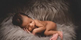 In uter, corpul bebelușului este acoperit de un strat subtire de păr dar acesta dispare la nastere In uter, corpul bebelușului este acoperit de un strat subtire de păr dar acesta dispare la nastere