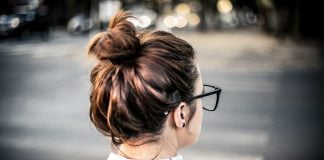 Coafurile cu părul prins în coc stil melc francez ca la Audrey Hepburn revin în moda anului 2016 Coafurile cu părul prins în coc stil melc francez ca la Audrey Hepburn revin în moda anului 2016