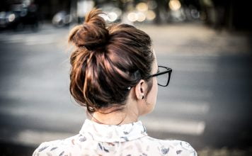 Coafurile cu părul prins în coc stil melc francez ca la Audrey Hepburn revin în moda anului 2016