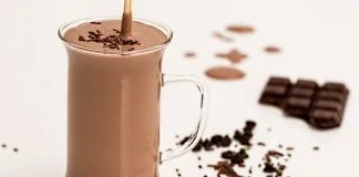 Shake din ciocolată și unt de migdale pentru o stare bună de dispoziție pe tot parcursul zilei
