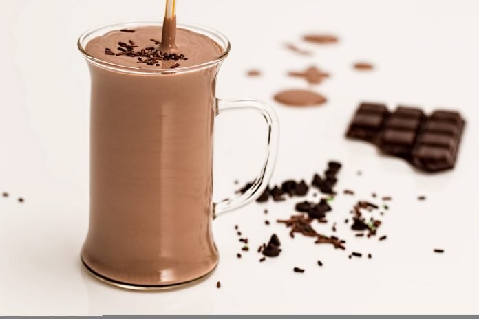 Shake din ciocolată și unt de migdale pentru o stare bună de dispoziție pe tot parcursul zilei Shake din ciocolată și unt de migdale pentru o stare bună de dispoziție pe tot parcursul zilei