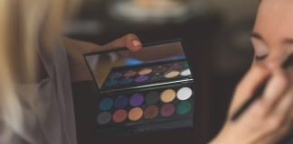 Nuanțe de verde, kaki și albastru pentru fardul de pleoape – noi tendințe de make-up în anul 2016 Nuanțe de verde, kaki și albastru pentru fardul de pleoape – noi tendințe de make-up în anul 2016