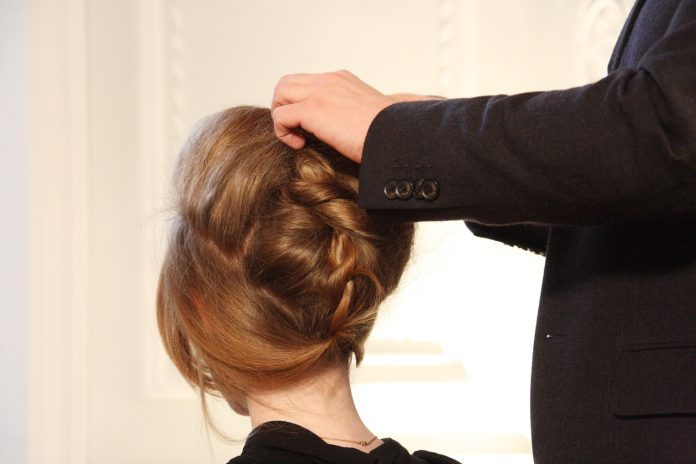 Coc chignon, opțiunea de coafură clasică pentru un look fermecător