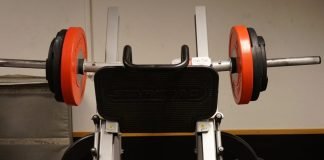 Exercițiu cu haltere, din poziția culcat pe spate pentru dezvoltarea mușchilor pectorali