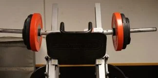 Exercițiu cu haltere, din poziția culcat pe spate pentru dezvoltarea mușchilor pectorali