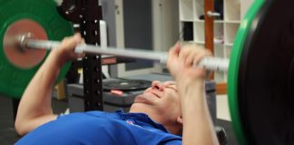 Ridicarea greutăților la verticală – Exercițiu util pentru pectorali