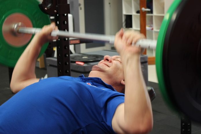 Ridicarea greutăților la verticală – Exercițiu util pentru pectorali