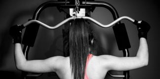 Exercițiu util pentru spate – Tracțiunea barei cu priza largă din poziția șezând