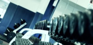 Flexia antebrațelor cu greutăți din poziția șezând – Exercițiu util pentru biceps
