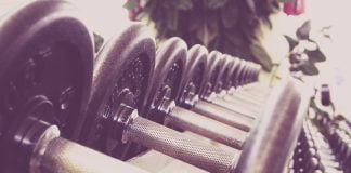 Flexia cu greutăți, din poziția în picioare – Un exercițiu excelent pentru dezvoltarea bicepșilor