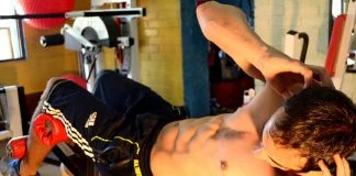 Abdomene oblice la sol – Un exercițiu util pentru dezvoltarea mușchilor abdominali