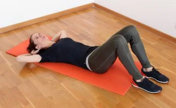 Ridicarea genunchilor din poziția culcat pe spate pentru a dezvolta mușchii abdomenului