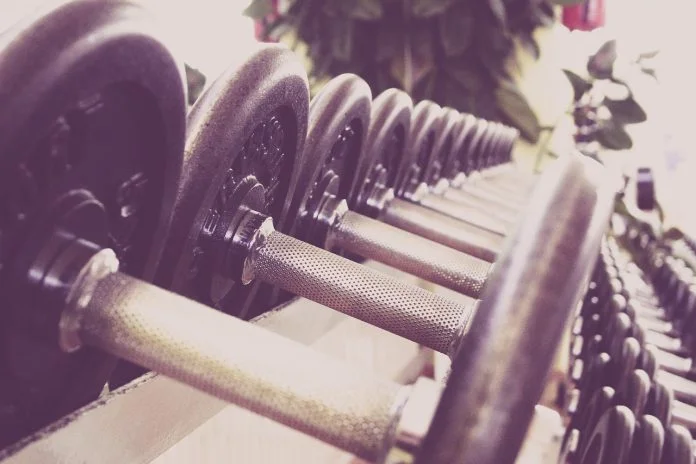 Ridicarea pe vârfuri cu greutăți – Un exercițiu util pentru gambe