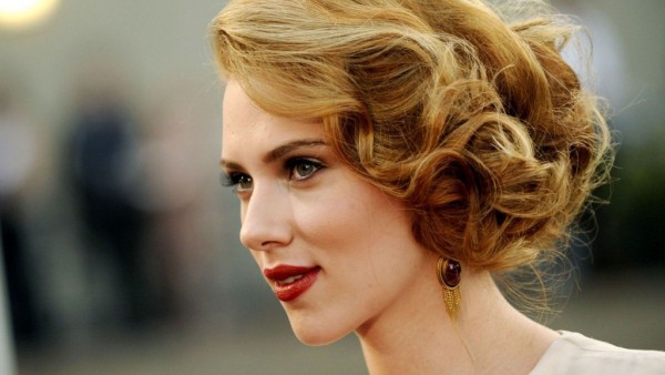 Coafură elegantă la actrița Scarlett Johansson, Foto: modelecoiffure2014.com