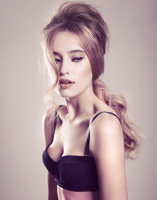 Coafură sexy pentru tinere nașe, Foto: fashiondivadesign.com