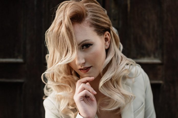 21 coafuri elegante pentru nașe ce vor lăsa nuntașii impresionați