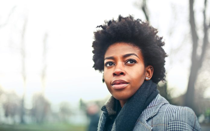 Care sunt coafurile trendy pentru birou pe care le poți face acasă