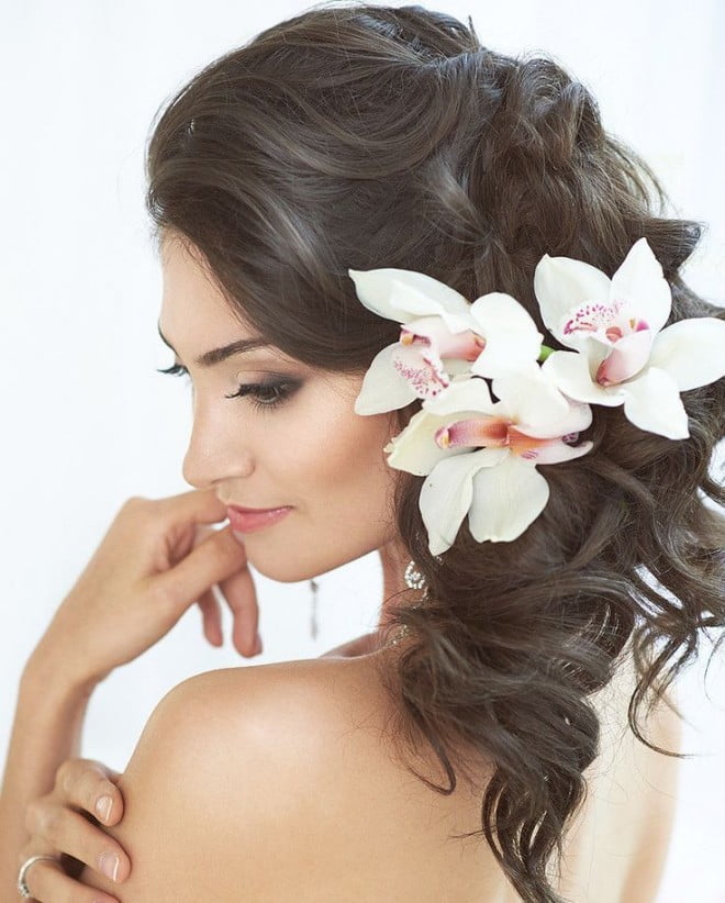 Coafură deosebită cu flori în păr pentru mireasă, Foto: sendeyap.net