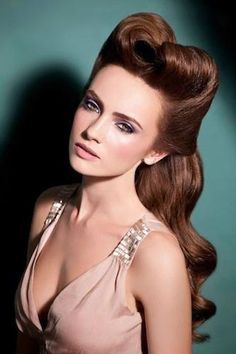 Coafură retro pentru păr castaniu, Foto: xpressmag.com