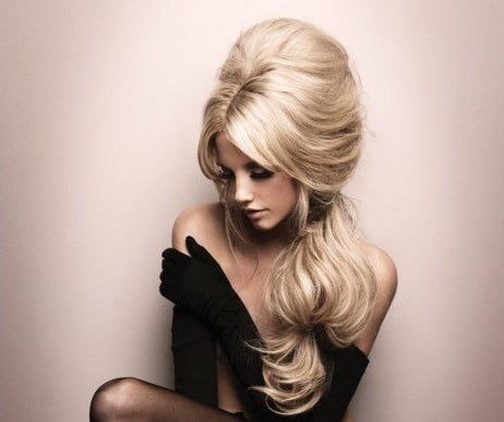 Coafură retro pentru păr lung, tapat și blond, Foto: bridalbyvee.com