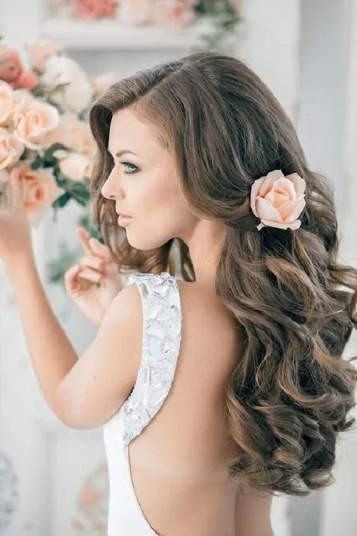 Coafură romantică, Foto: weddingsbytheaddison.com